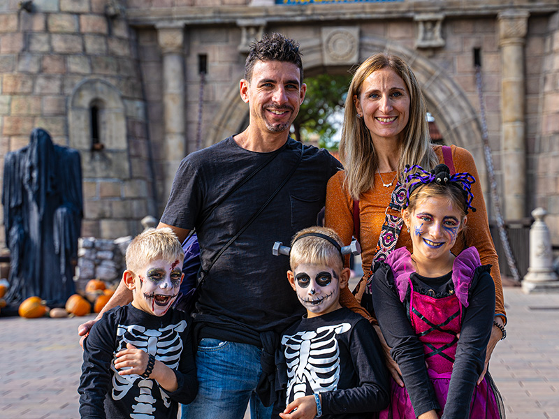 Famiglia all'ingresso di Mirabilandia durante Halloween